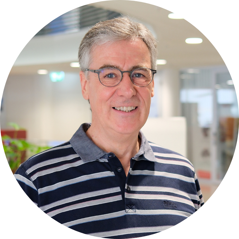startup-foerderung-mann-gestreiftes